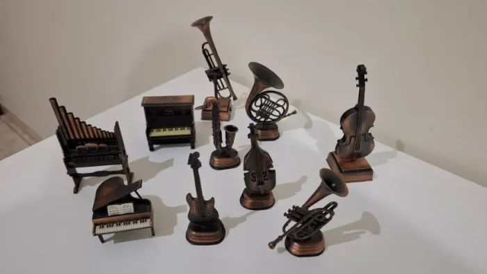 Miniaturas de instrumentos musicais em metal