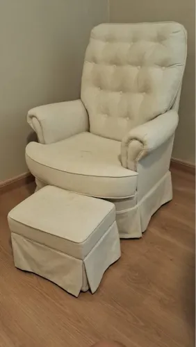 Poltrona Amamentação com Puff Confortável e Elegante