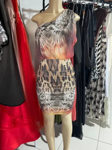 Vestido oncinha lança perfume