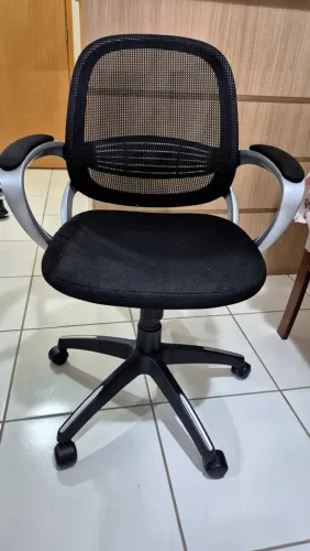 Cadeira de Escritório Giratória - Tela Mesh - Ótimo Estado