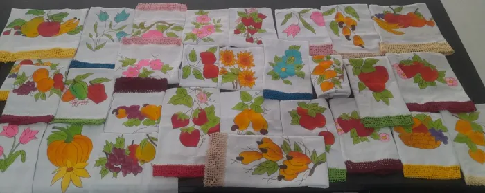 Panos de prato artesanais em tecido 100% algodão, pintados à mão com bainhas de crochê