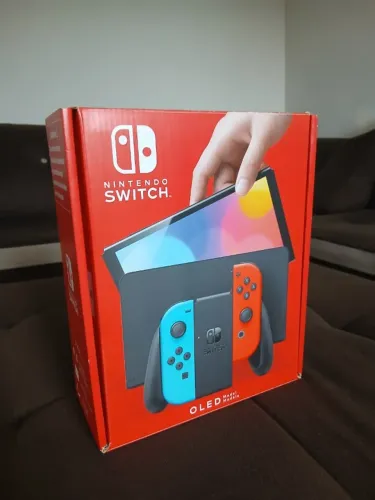 Nintendo Switch OLED 64GB na Caixa + 2 Joy Cons + Cartão 128GB 