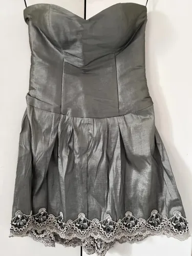 Vestido de festa cinza com detalhes