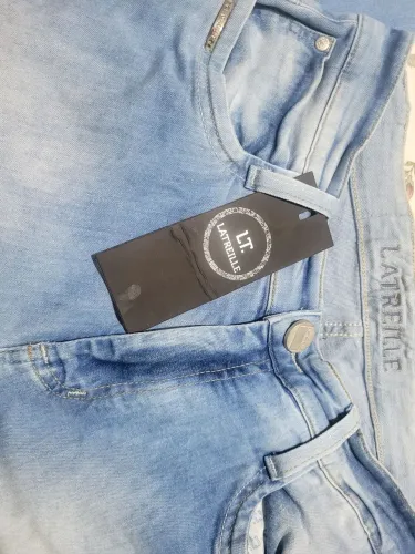 Calça Jeans Latreille Azul Claro 98% algodão. 