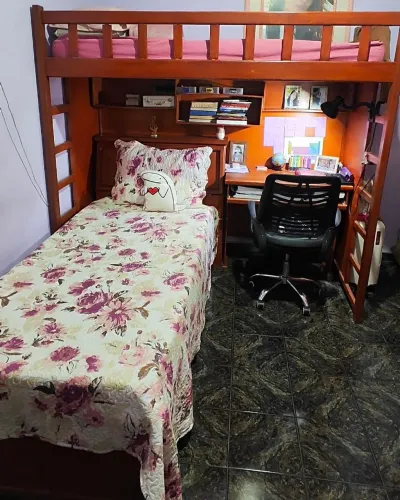 Cama beliche em madeira maciça com baú e escrivaninha