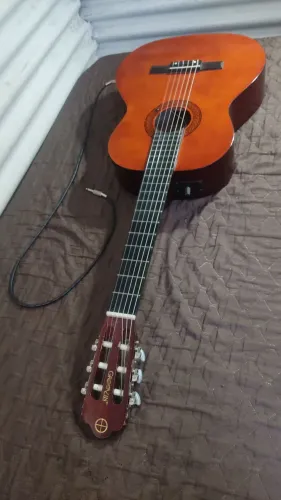 Violão elétrico funcionando na caixa e bem bacana de tocar, regulado por luthier!
