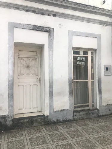 CASA COM O TERRENO MEDINDO 52 METROS DE FUNDO