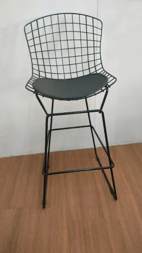 Banqueta aramada preta