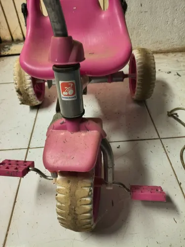 Vendo triciclo infantil Bandeirantes de metal