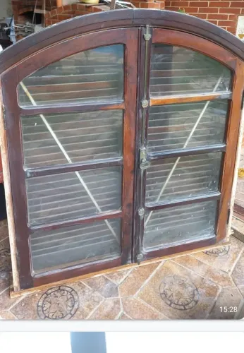 Janela de Madeira com Vidro e Design Clássico