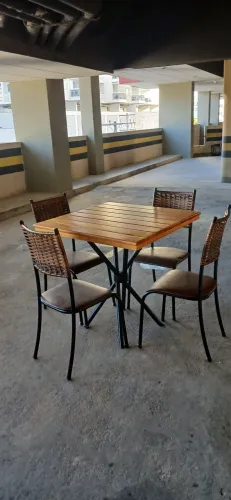 Mesa Bistrô Alta 80x80 cm com 4 Cadeiras