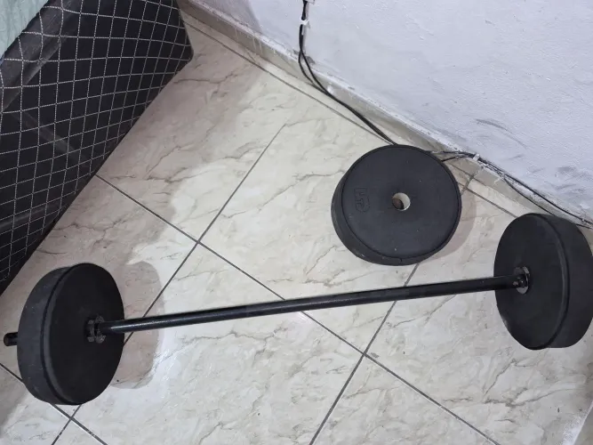 Barra e anilhas para musculação