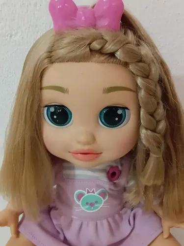 Boneca interativa 
