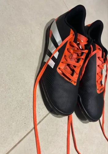 Chuteira adidas preta e laranja bem cuidada