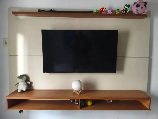 Painel TV Flutuante Bege + Prateleiras Madeira - Moderno e Usado