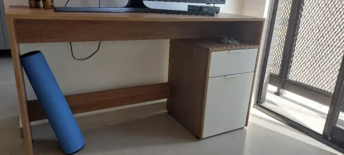 Mesa de escritório ou mesa de TV , cor madeira e off-white