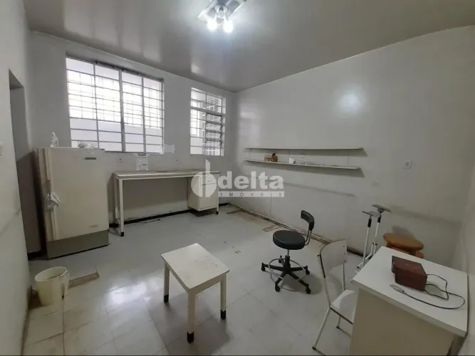 Casa comercial disponível para locação no bairro Centro em Uberlândia-MG