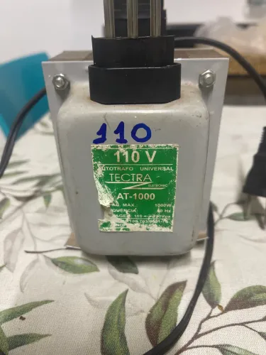  autotransformador bivolt da marca Tectra, modelo AT-1000