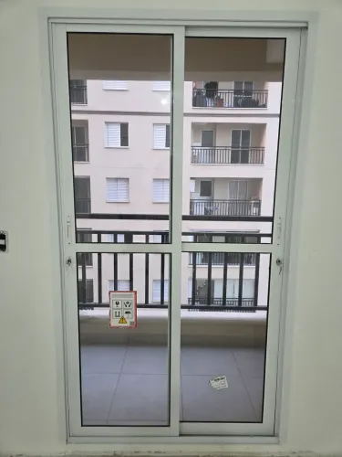 Porta-Balcão de Alumínio Branco com Vidro 215x120 cm