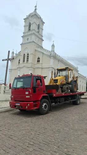 Limpeza,  e nivelamento de terreno   com retroescavadeira 