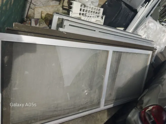 12 portas de vidro com trilho uma bancada preta uma pia de mármore para banheiro