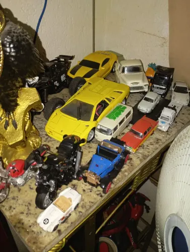 Vendo uma coleção de carinhos de ferro valor 1000 reais 