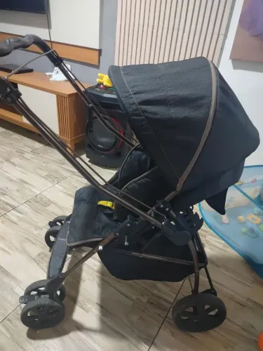 Carro de bebê bem conservado 