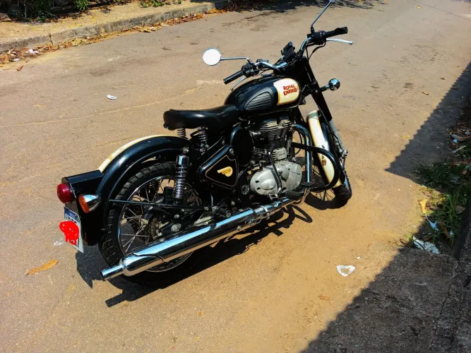 Vendo Royal enfild Classic 500(acompanha banco do Garupa e banco extra para mudar o estilo