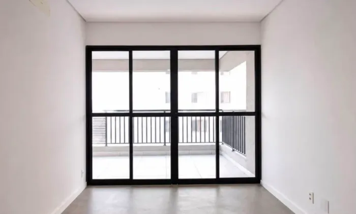 Porta Balcão Preta de Vidro e Alumínio