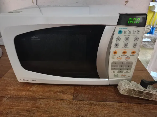 Microondas funcionando perfeitamente 160 reais sou de Campo grande