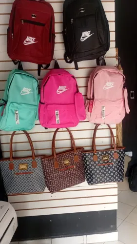 5 mochilas e 3 bolsas