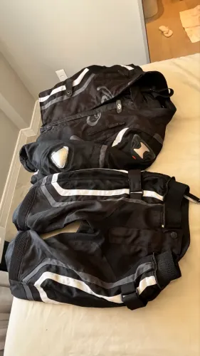 Macacão/ Conjunto Moto Feminino Riffel - Jaqueta + Calça 