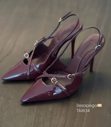 Scarpin Arezzo Verniz Salto Alto Slingback Amélia na cor bordô/vinho.