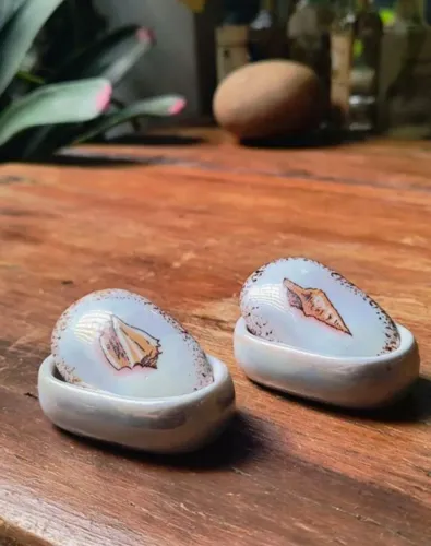 lindo par de porta jóias em porcelana com conchas pintadas a mão decoração antigo