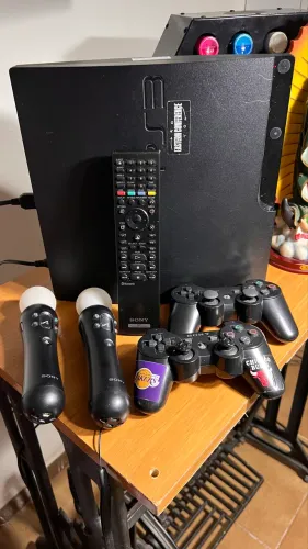 PlayStation 3 Slim + 40 jogos e acessórios