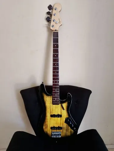 Baixo Jazz Bass Squier 82 