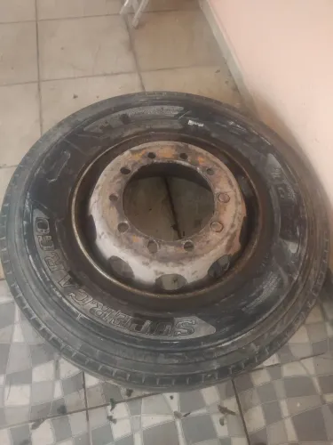 Pneu com aro 22.5 295/80 montado em perfeito estado semi novo