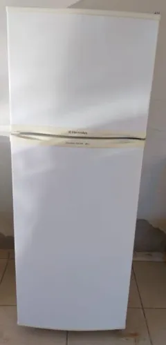 Vende geladeira Eletrolux 03 mês de garantia, interessando *