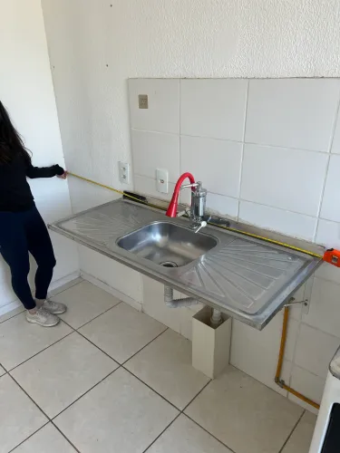 Pia de cozinha com torneira