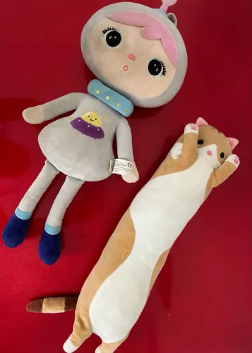 Kit Pelúcias Kawaii: Boneca Astronauta + Almofada Gato Longo (Impecáveis)