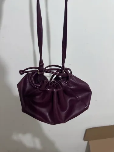 Bolsa estilo saco com amarrações e dois modos de usar 