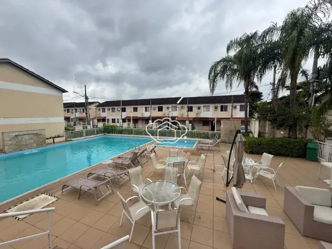 Casa Duplex em Condomínio com Piscina e Segurança Pronta para Morar!