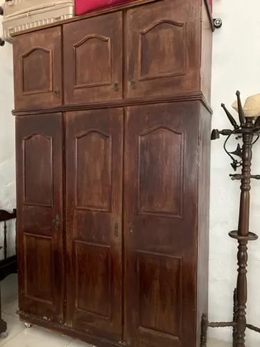 Quarda roupa de sucupira de 3 portas com maleiro