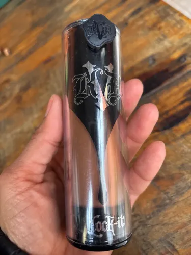 Base Kat Von D pele negra