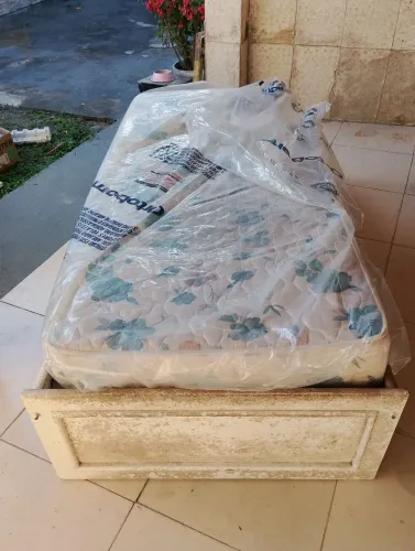 Cama com colchão conservado