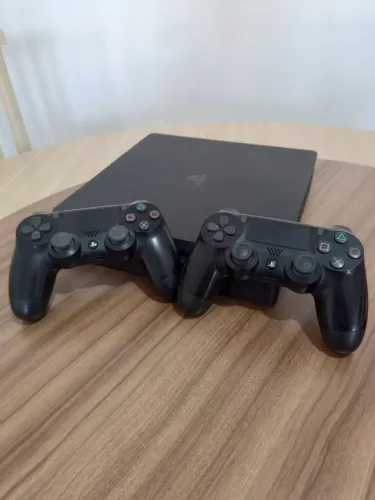 PS4 Slim 