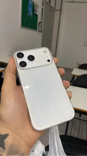 iPhone XR na carcaça do 17pro