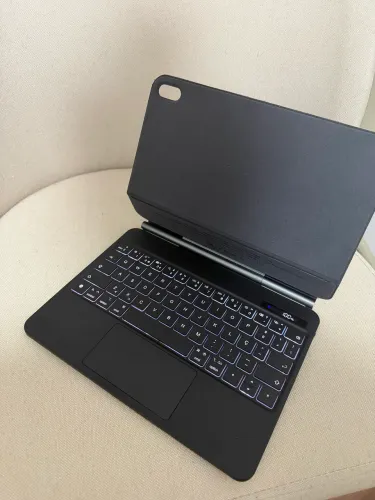 Capa Teclado Magnética Bluetooth p/ iPad 10a Geração (com Trackpad e LED)