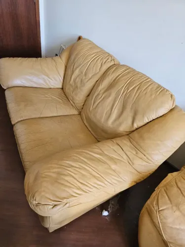 SOFA EM COURO-COR MOSTARDA PRA REFORMA
