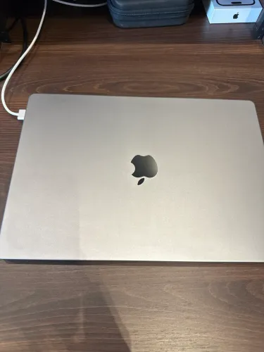 MacBook Pro M1 Pro 10-Core CPU and 16-Core GPU 16" (2021) 1TB SSD